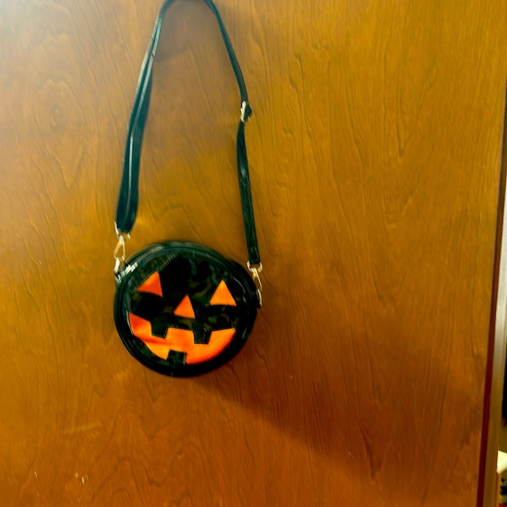 Cute jack-o’-lantern purse.